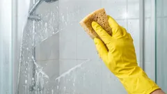 Ich habe mich immer mit dem Putzen der Duschkabine gequält – dieser Trick entfernt Kalk in Minuten
