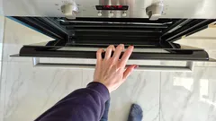 Warum erfahrene Hausfrauen den Backofen nach dem Kochen offen lassen: Ein Trick zum Sparen
