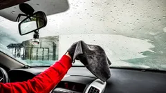 Perfekt sauber und streifenfrei: Womit lässt sich die Autoscheibe ganz einfach reinigen?