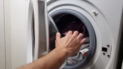 Diese Gewohnheit kann die Waschmaschine ruinieren: So schadet nasse Wäsche der Technik